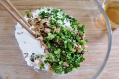 Củ cải trắng gọt vỏ, bào nhuyễn. Trong tô lớn, cho củ cải trắng bào, tôm khô cùng nấm xào, hành lá xắt nhỏ, 40g bột gạo, 40g bột nếp, 1/4 muỗng muối, 1/4 muỗng hạt nêm, 1/4 muỗng đường và trộn thật đều lên. Thêm vào chút nước ngâm hỗn hợp nước ngâm lúc đầu vào, trộn thêm lần nữa. Dùng muỗng múc thành miếng cho ra tay tạo hình tròn, dẹt. Làm như vậy đến khi hết nguyên liệu.