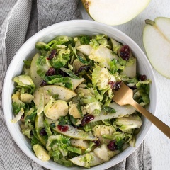 Sức hấp dẫn từ món salad lê bắp cải chắc chắn khó lòng cưỡng lại bởi hương vị giòn thanh, chua ngọt và giòn mát đấy. Cách làm rất đơn giản nên bạn nhanh tay lưu lại công thức ngay và vào bếp làm ăn nhé.