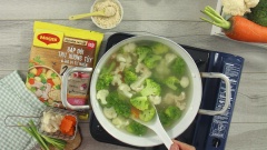 Tiếp theo cho cà rốt, bông cải nấu trong 10 phút. Sau đó nêm 2 muỗng cà phê hạt nêm Maggi, khuấy đều rồi tắt bếp.