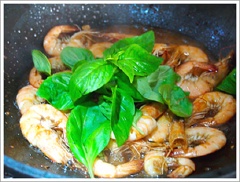 Thêm 2 muỗng canh nước lọc, đảo đều để hỗn hợp tan hết và nước sốt bắt đầu sệt lại thì bạn tắt bếp và rắc ít húng quế lên trên.