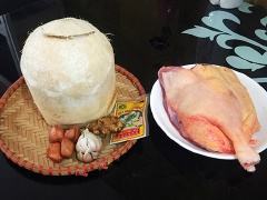 Gừng cạo vỏ, rửa sạch, đập giập, bằm nhỏ. Hành tím và tỏi bóc vỏ rửa sạch, đập dập, bằm nhỏ.