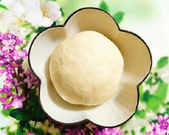 Đầu tiên bạn cho 280g bột mì vào tô sạch, thêm muối, đường, sữa bột và trộn đều rồi cho men nở vào trộn đều lần nữa. Cho trứng gà và từ từ nước vào tô bột, trộn đều cho thành 1 khối bột và tiến hành nhồi bột khoảng vài phút sau đó mới cho bơ vào nhồi tiếp thêm vài phút nữa, lúc này khối bột đã không còn dính tay và trở nên mềm mịn là được. Cho khối bột vào tô và bọc kín bằng màng bọc thực phẩm, để cho bột nở to gấp đôi lúc đầu.