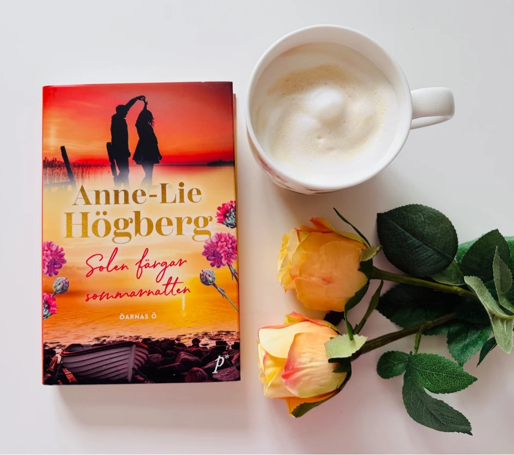 Solen färgar sommarnatten av Anne-Lie Högberg