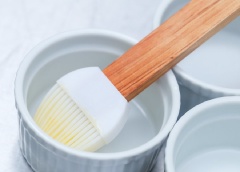 Quết 1 lớp bơ mỏng lên khuôn bánh. Đun chảy đường để làm caramel trong 10 phút đến khi đường trở màu cánh gián, tan chảy hoàn toàn. Lưu ý không để lửa quá lớn đường sẽ dễ bị cháy, đóng cục.