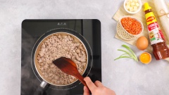 Bắc chảo lên bếp, cho vào 2 muỗng canh dầu ăn, cho 300gr thịt heo xay vào đảo đều, nêm gia vị với 1 muỗng cà phê hạt nêm, 1/2 muỗng cà phê tiêu. Đảo 5 phút cho thịt vừa chín tới thì lấy ra để riêng.