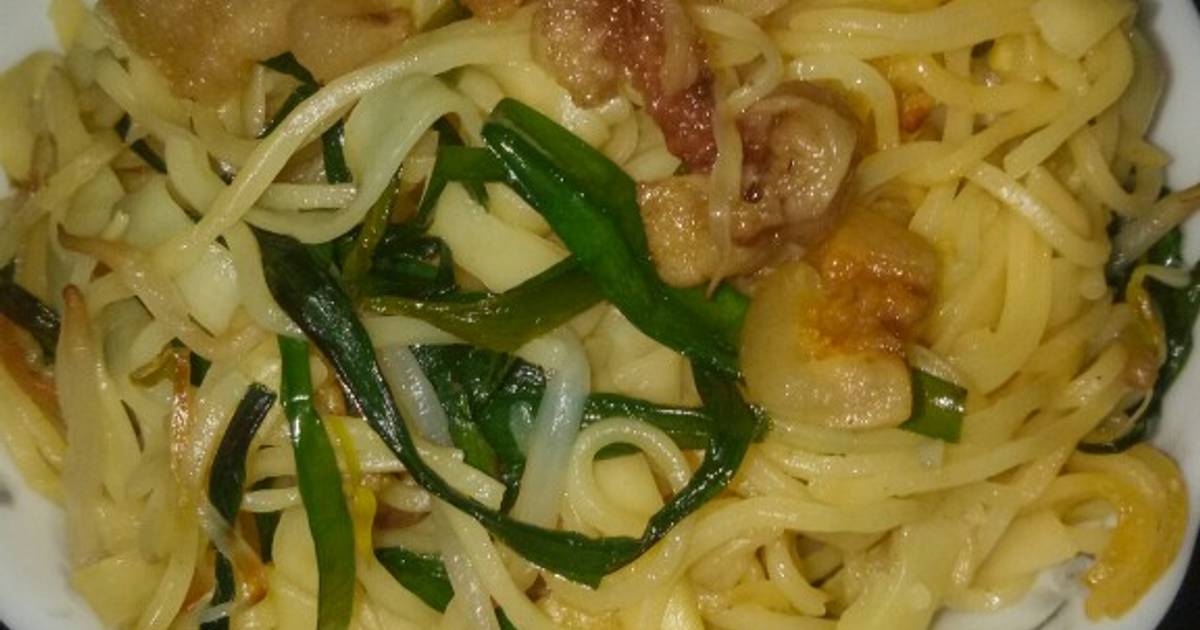 Mì trứng xào giá hẹ