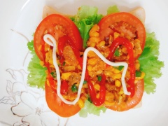Cho sốt cá hộp lên một lát bánh mì, thêm cà chua và xà lách lên trên. Lại cho tiếp một lớp sốt cá nữa. Tùy sở thích và khẩu vị, bạn chó thể cho thêm một ít tương ớt và mayonnaise lên nữa. Xếp 1 lát bánh mì nữa lên là hoàn thành bữa sáng thơm ngon nhanh gọn cho cả nhà rồi.
