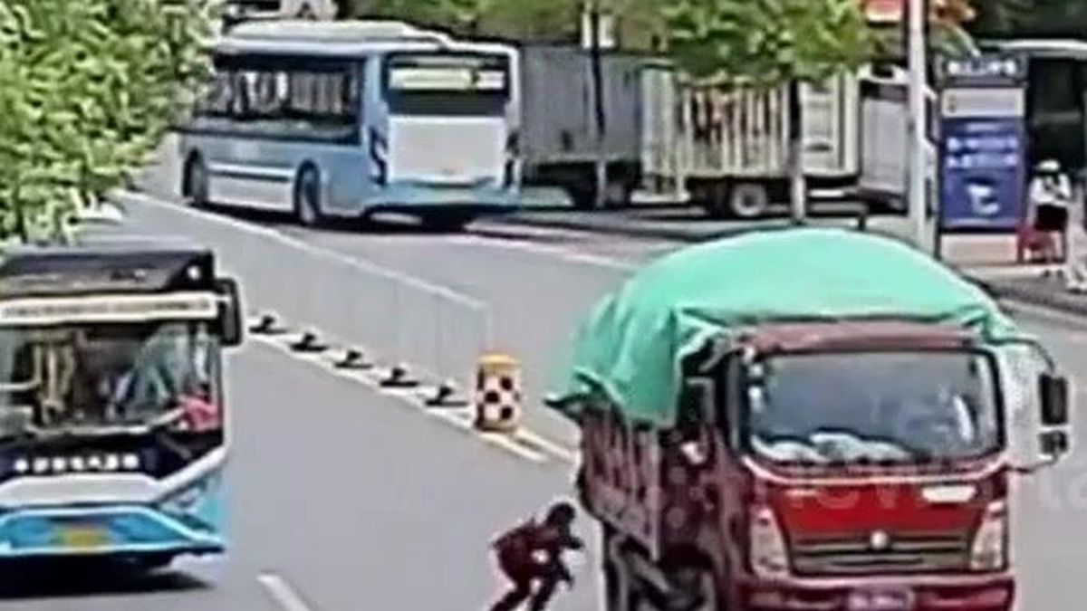 Bé gái 9 tuổi bất ngờ lao qua đường, va trúng đầu xe tải - Tạp chí Doanh Nghiệp Việt Nam