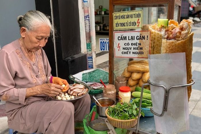 Cụ bà U90 bán bánh mì ở TP.HCM 'bắn' tiếng Anh cực đỉnh - Báo VTC News