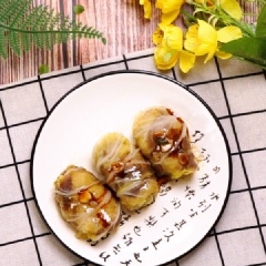 Khoảng 5 - 7 phút là thịt chín thì tắt bếp. Lấy đĩa cải bắp cuốn thịt bò ra, xịt lên ít tiêu nếu thích và dùng với cơm nóng ngay cho hấp dẫn. Cải thảo cuốn thịt bò thanh ngọt vị cải, bùi béo vị khoai tây quyện cùng miếng ba chỉ bò mềm thơm rất hấp dẫn. Đảm bảo khi trổ tài làm món này cả nhà sẽ khâm phục tài nghệ nấu nướng của bạn lắm đấy!