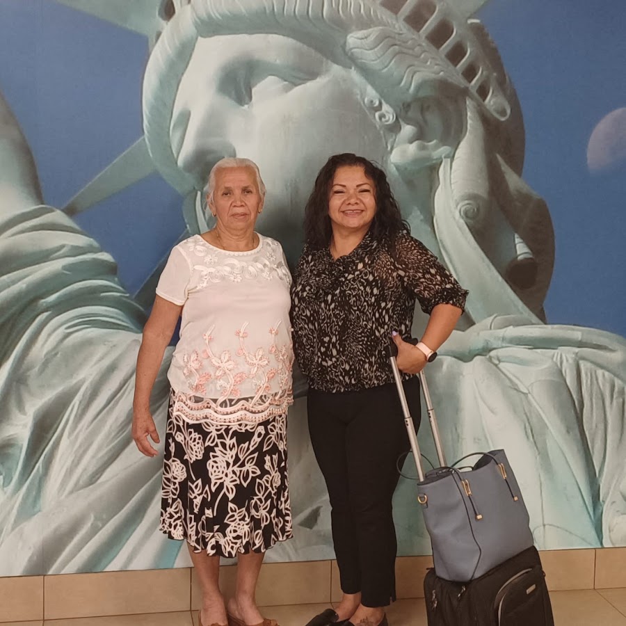 Clientes celebrando frente a una imagen de la Estatua de la Libertad