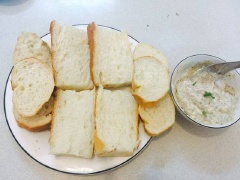 Chuẩn bị các nguyên liệu. Bánh mì cắt lát xéo có độ dày 1-1.5cm. Trong 1 chén khác, trộn đều 2 muỗng canh sốt mayonnaise, 1 muỗng cà phê đường trắng, 1/2 muỗng cà phê muối, 1/2 muỗng cà phê tiêu, 2 muỗng cà phê tỏi băm.