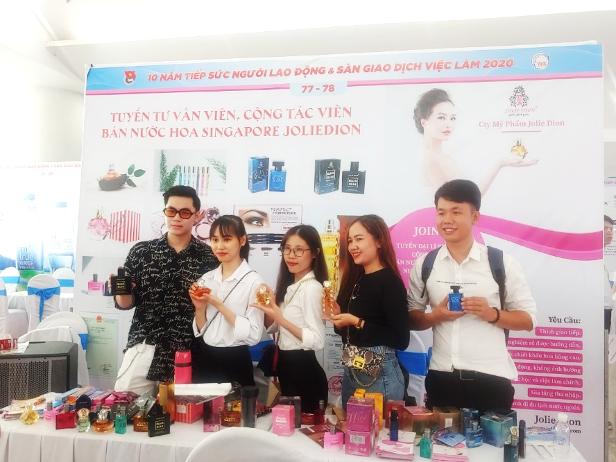 Sinh viên DLA thử sức với vai trò “bán hàng” trong ngày hội