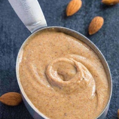 Cho bơ vào lọ, bảo quản trong ngăn mát tủ lạnh từ 1-2 tuần. Khi ăn bánh mì hoặc làm các món bánh có nguyên liệu là bơ hạnh nhân, bạn chỉ việc lấy ra sử dụng thôi nè.