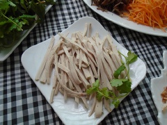 Khô mực nướng chín, xé sợi. Chả lụa cắt thành thanh dài, nhỏ.