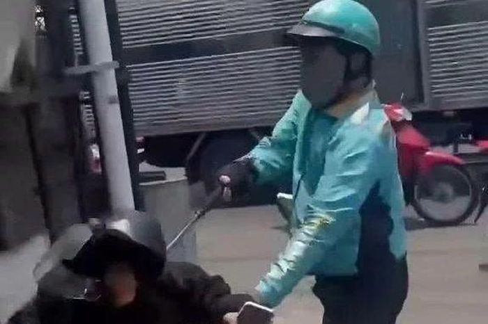 Bắt tài xế xe công nghệ dùng gậy 3 khúc đánh người sau va chạm ở TPHCM - Báo Tiền Phong