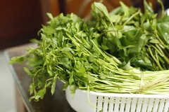 Nhặt và rửa rau muống, rau tần ô qua nhiều nước cho sạch, để rổ cho ráo nước.