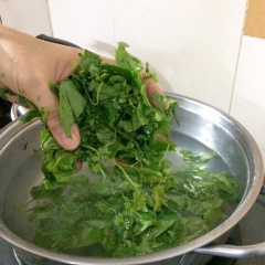 Đổ nước vừa đủ dùng và cho phần lá giang vò nát đã chuẩn bị vào nồi.
