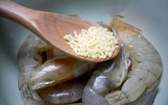 Tôm tươi rửa sạch, cắt bỏ đầu, đuôi, ướp với 1 muỗng cà phê hạt nêm cho ngấm. Khoai lang gọt vỏ, cắt thanh dài, nhỏ.