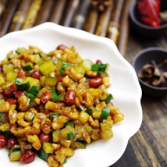 Không cần tốn nhiều thời gian để bạn có thể làm ra món Thịt heo xào dưa leo và đậu phộng, vừa ngon cơm, lại dinh dưỡng, giàu chất sơ, chất béo và đạm. Có thể thêm vào ớt thái nhỏ nếu bạn thích ăn cay.