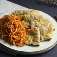 Thịt heo tẩm bột và trứng chiên với thịt dai dai, quyện cùng trứng chiên giòn béo thơm ngon đặc trưng. Có thể ăn kèm ít dưa leo hoặc kim chi cay nồng rất tuyệt. Đây là món ăn cơm khiến ai cũng phải mê tít đấy!