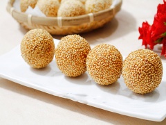Bánh chiên nhân đậu đỏ nóng hôi hổi với lớp vỏ chiên chín phồng và vàng trông đẹp mắt, bao gọn lấy nhân đậu đỏ ngọt mịn, bùi bùi, dùng để ăn sáng hay ăn vặt đều rất hợp.