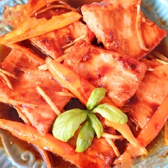 Cá hồi mắm gừng với thịt cá hồi bỗ dưỡng, chứa nhiều dưỡng chất tốt cho sức khỏe, nhất là trẻ nhỏ. Món ăn có vị cay thơm, giúp làm ấm nóng cơ thể trong những ngày đông lạnh.