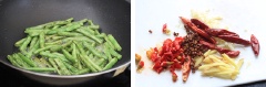 Đậu que tước bỏ xơ, rửa sạch, cắt khúc vừa ăn và để ráo. Làm nóng chảo, cho đậu que vào cùng nước rồi để đến khi nước sôi khoảng 2 phút thì chắt nước bỏ và để riêng. Cho 4 muỗng canh dầu vào chảo làm nóng, sau đó cho đậu que vào chiên hơi vàng thì vớt ra cho ráo dầu. Ớt tươi, gừng xắt nhỏ.