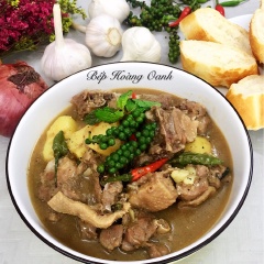 Cho vịt nấu tiêu xanh ra tô dùng kèm với bánh mì hoặc bún. Hương thơm lừng của tiêu xanh lan tỏa cùng thịt vịt giúp cho thịt không còn mùi hôi của lông và cực kì ngon. Phần nước đậm đà, ngon ngon sẽ khiến mọi người phải trầm trồ. Nhanh tay thử ngay nhé.