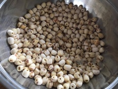 Cho hạt sen khô vào âu, rồi đổ nước nóng khoảng 70-80 độ C ngập mặt sen. Ngâm tới khi sen nở to đều là được (ước chừng khoảng 2,5 tiếng). Nếu bạn ngâm nước lạnh thì ngâm qua đêm rồi trút ra rổ.