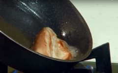 Làm nóng chảo dầu ăn, rửa sạch thịt ba chỉ, để ráo, cho vào chảo chiên vàng giòn, nhỏ lửa. Gắp thịt ba chỉ ra, để nguội, cắt thành miếng vừa ăn.