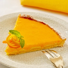 Khi bánh vàng, bỏ bánh ra khỏi khuôn, để nguội hẳn, trút phần mousse vào lòng bánh. Trang trí kem tươi, hoa quả tùy thích lên mặt bánh và đặt lại vào tủ lạnh 1 giờ trước khi dùng.