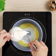 Bắc chảo lên bếp, để lửa vừa, đun chảy 15gr bơ lạt. Sau đó cho 10g bột mì vào, dùng phới lồng khuấy cho phần bột chín dần quyện vào với bơ. Lưu ý khuấy liên tục đều tay để bột không bị cháy. Tiếp theo, đổ từ từ 150ml sữa tươi vào nồi và khuấy cho bột tan hoàn toàn. Khi hỗn hợp sôi nhẹ thì nêm một chút muối vào, tiếp tục khuấy đều.