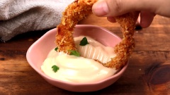 Cho thành phẩm ra dĩa, chấm với sốt mayonnaise và tương ớt. Vị giòn ngọt của hành tây chấm với sốt béo ngậy tạo nên món ăn vặt vô cùng hấp dẫn.