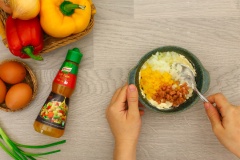 Thái nhỏ hạt lưu hành tây, ớt chuông và xúc xích. Nghiền nhuyễn phô mai con bò cười rồi trộn đều với các nguyên liệu vừa thái hạt lựu.