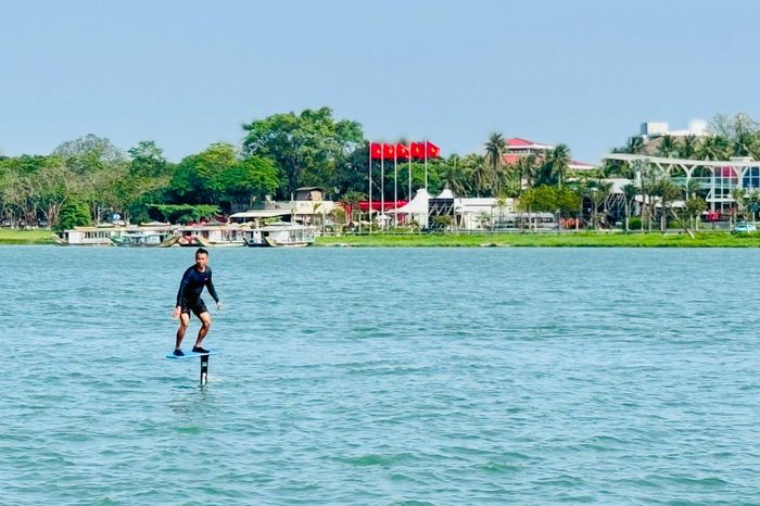 'Bay trên mặt nước' cùng Pumpfoil - Báo Thừa Thiên Huế