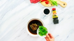 Trong một cái tô bạn cho 4 muỗng canh nước tương Maggi, 1 muỗng canh dầu hào Maggi, 1 muỗng canh hạt nêm Maggi, 1 muỗng canh đường và 230ml nước lọc, sau đó khuấy đều. Cho thêm 20gr gừng thái sợi, 10gr ngò rí sau đó bọc bằng màng bọc thực phẩm và hấp 10 phút. Sau khi hấp nóng, lọc rau giữ lại nước sốt.