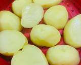 Khoai tây gọt vỏ ngâm nước muối khoản 15ph. Rửa sạch đem hấp mềm
Khoai mềm dùng nĩa nghiền nhuyễn, trong lúc khoai còn nóng cho 2 muỗng canh đường, bơ, phô mai vào trộn đều