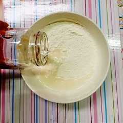 200 gr bôt mì trộn đều với 100ml nước lọc rồi nhào đều đến khi bột mì mịn.