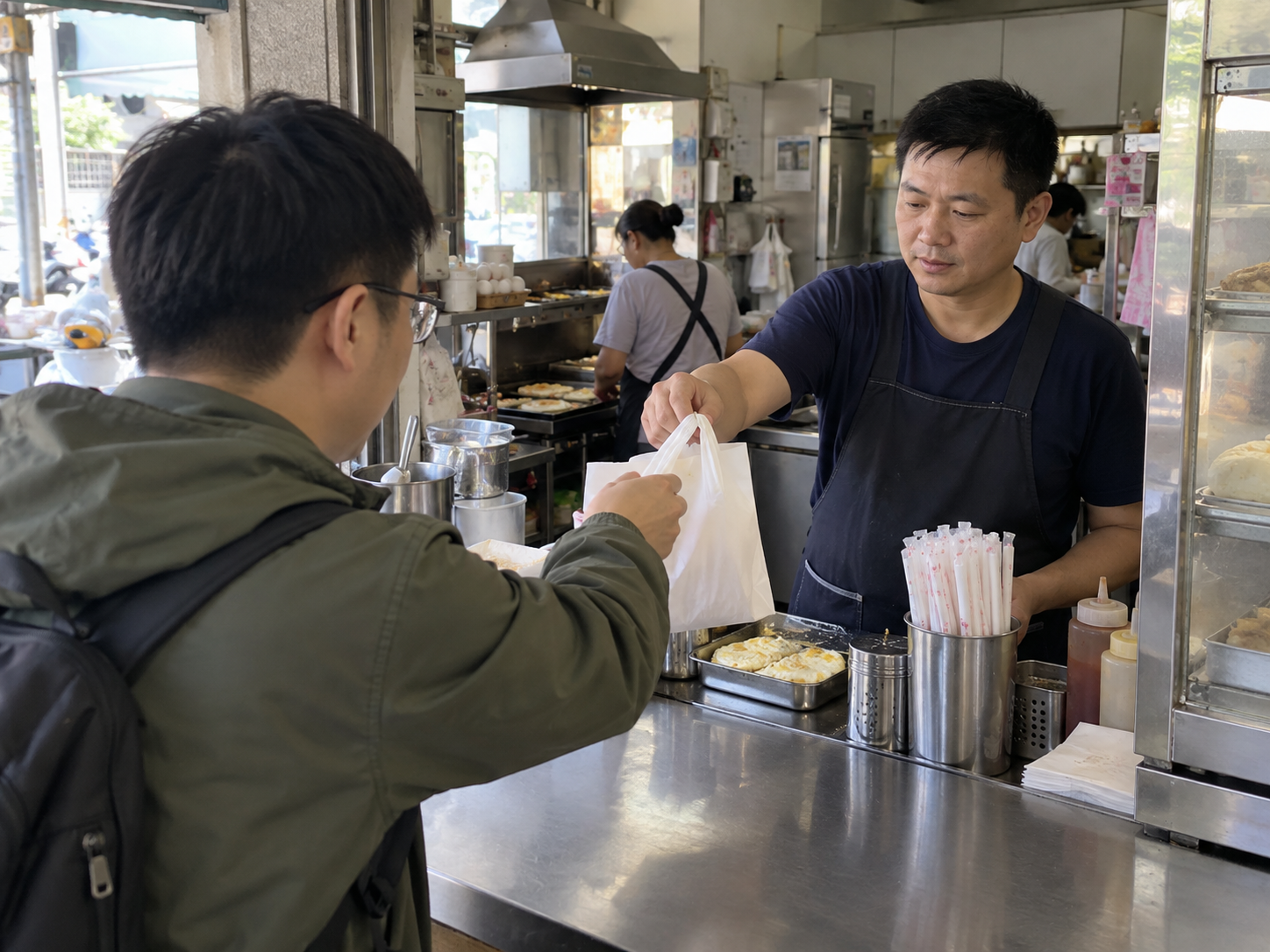 早餐店老闆把外帶早餐交給熟客