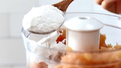 Sau đó bạn chia phần thịt gà ra làm 2 phần cho dễ xay nhé, thêm 1/4 muỗng canh dầu ăn và 1 muỗng canh bột bắp cho mỗi lần, xay khoảng 2-3 phút cho thịt gà nhuyễn. Lấy ra tô rồi cho 20gr bột phô mai và 5gr lá thyme vào trộn đều.