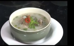 Tắt bếp, rắc hành lá, ngò om, ngò gai vào. Múc cháo ra tô, trang trí tùy thích, dùng nóng.