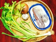 Mực sơ chế sạch sẽ, bóc bỏ da mực rồi đem thái khoanh tròn, dùng kéo cắt thành hình bông hoa hoặc bạn có thể khứa vảy rồng đều được. Hành tây thái múi cau, cần tây bỏ bớt lá rồi thái khúc, hành boa rô thái miếng vát chéo, tỏi băm nhỏ, ớt sừng thái miếng vát chéo.