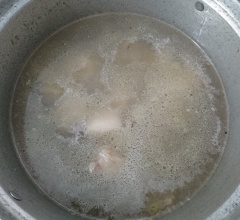 Hầm sườn non trong vòng 15 đến 20 phút để có nước canh ngọt. Lưu ý, trong quá trình hầm bạn nhớ vớt bọt để canh được trong nhé.