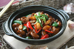 Cho lòng xào tỏi ra đĩa, ăn nóng.