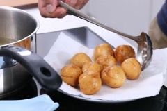 Chả cá khía cạnh. Cho chả cá vào chiên trên chảo dầu nóng già, hạ lửa nhỏ. Chiên vàng đều, gắp ra để ráo dầu. Chanh nạo lấy vỏ, vắt nước. Lá chanh 1 nửa thái chỉ nhỏ, 1 nửa thái vụn.