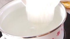 Rót 1.5 lít nước dừa nguyên chất vào nồi. Sau đó trộn 100gr đường phèn và 10gr bột rau câu dẻo cho hòa quyện rồi đổ vào nồi nước dừa đang nấu. Nêm thêm 1/4 muỗng cà phê muối vào cho nước dừa thêm ngọt dịu. Đợi nước rau câu dừa sôi rồi tắt bếp.