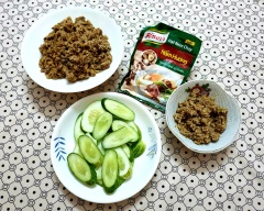 Món ruốc xả chay này ăn kèm với cơm trắng và dưa leo rau sống. Vừa ăn vừa hít hà thế mới đã.