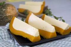 Lấy bánh flan bí đỏ ra, để nguội, đặt vào tủ lạnh khoảng 1-2 tiếng là có thể cắt miếng và thưởng thức. Với cách làm bánh flan bí đỏ đơn giản, món flan bí đỏ thơm ngon này, không những trẻ nhỏ mà người lớn cũng sẽ thích mê vì hương vị đặc biệt của bánh flan bí đỏ này nhé.
