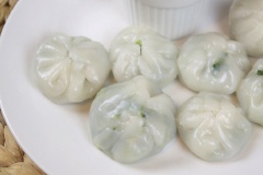 Trong khi chờ hấp bánh, bạn cho vào tô gồm: 1.5 muỗng canh nước, 2 muỗng canh nước tương, 1/2 muỗng canh đường, 1 trái ớt thái nhỏ, 1/2 muỗng canh giấm, và 1/8-1/4 muỗng cà phê muối. Trộn đều nước sốt, sau đó cho vào lò vi sóng trong 30 giây với công suất cao. Bánh hấp nhân hẹ Trung Quốc hấp chín bày trí ra đĩa, phết ít dầu tỏi, chấm ăn cùng nước sốt mới pha nhé!